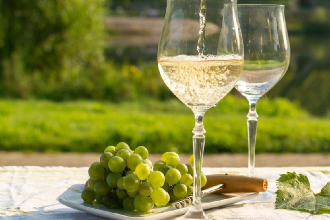White Wine Battle: Sauvignon Blanc vs. Chardonnay - Midtown at Calgary